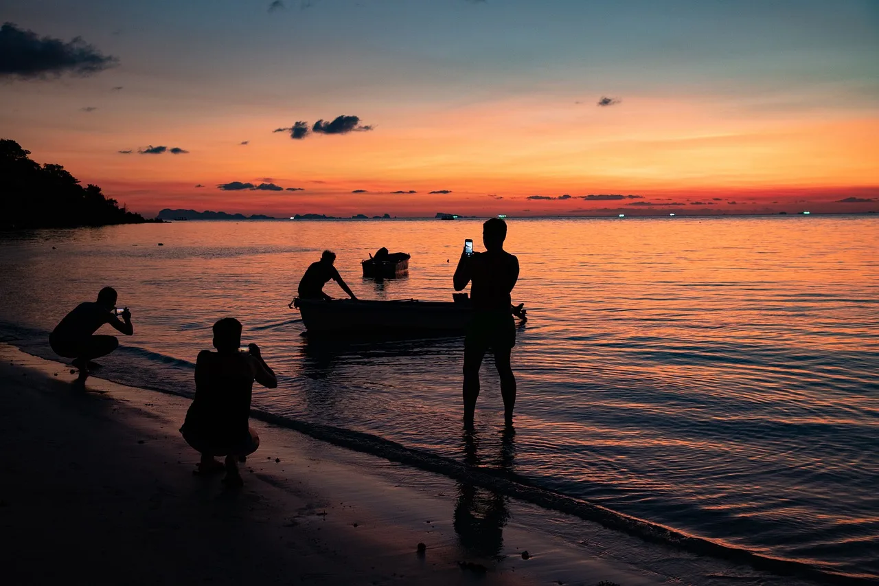 sunset, beach, photographers, silhouettes, dusk, twilight, people, mobile phones, photography, sky, camera, nature, evening, vacation, tourists, water, phone photography, photographers, people, people, people, photography, photography, photography, photography, camera, camera, camera, camera, camera, phone photography. Screen-Time Habits Risks: 5 Parental Moves That Backfire