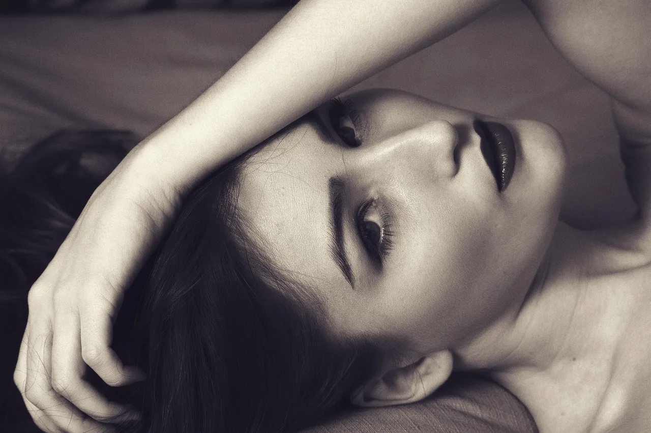 woman, beauty, monochrome, makeup, face, glamour, beautiful, attractive, gorgeous, girl, female, pose, model, portrait, black and white, woman, woman, beauty, beauty, beauty, beauty, beauty, makeup, face, face, girl, girl, model, model. Self-esteem and body image laws cover adverts, but nothing a teenager scrolls